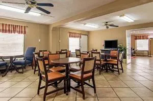 Econo Lodge Madison Airport hotel thumbnail 2