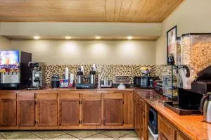 Econo Lodge Madison Airport hotel thumbnail 5