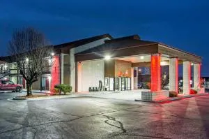 Econo Lodge Madison Airport hotel thumbnail 6