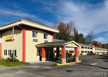 Super 8 By Wyndham Monticello hotel thumbnail 2