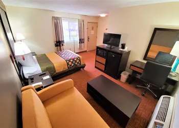 Super 8 By Wyndham Monticello hotel thumbnail 6