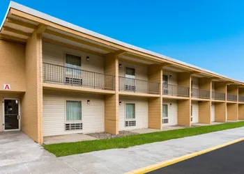 Econo Lodge Inn & Suites Binghamton hotel thumbnail 4