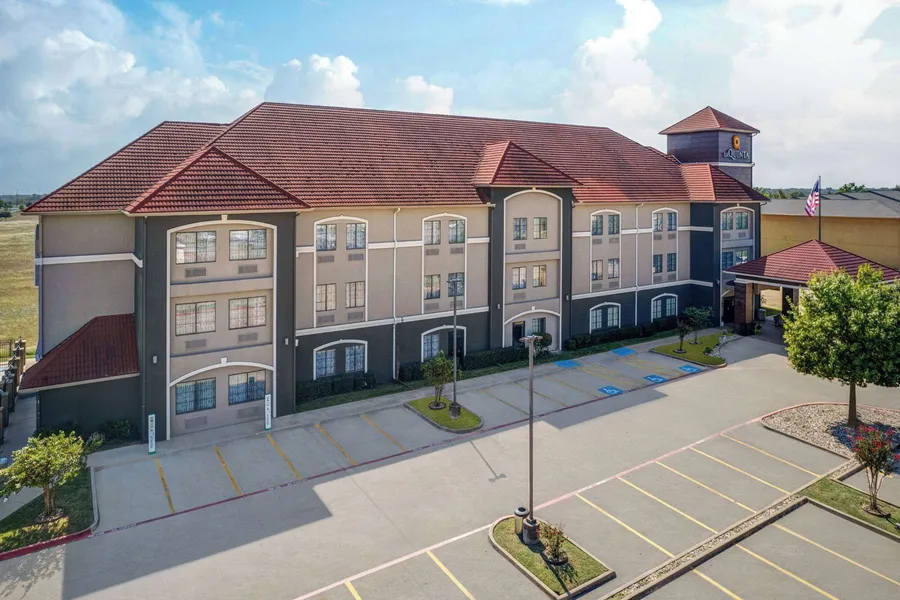 La Quinta Inn & Suites by Wyndham Alvarado hotel detail image 2