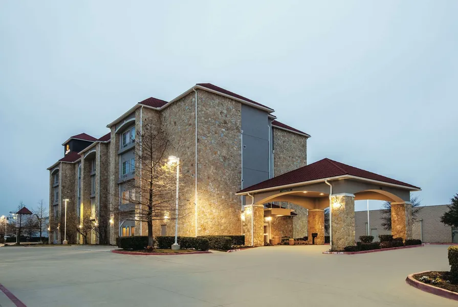 La Quinta Inn & Suites by Wyndham Mansfield TX hotel detail image 2