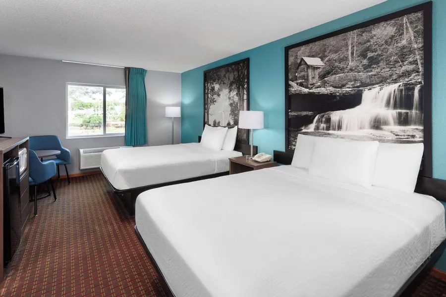 Super 8 by Wyndham McHenry/Fox Lake Area hotel detail image 6