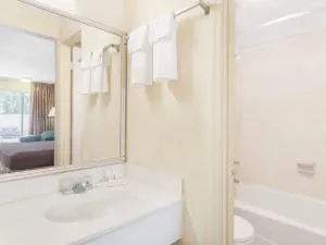 Days Inn by Wyndham Christiansburg hotel thumbnail 2