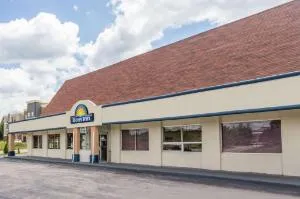 Days Inn by Wyndham Christiansburg hotel thumbnail 4