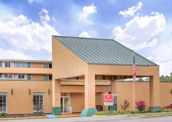 Ramada by Wyndham Roanoke hotel thumbnail 2