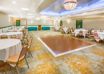 Ramada by Wyndham Roanoke hotel thumbnail 5