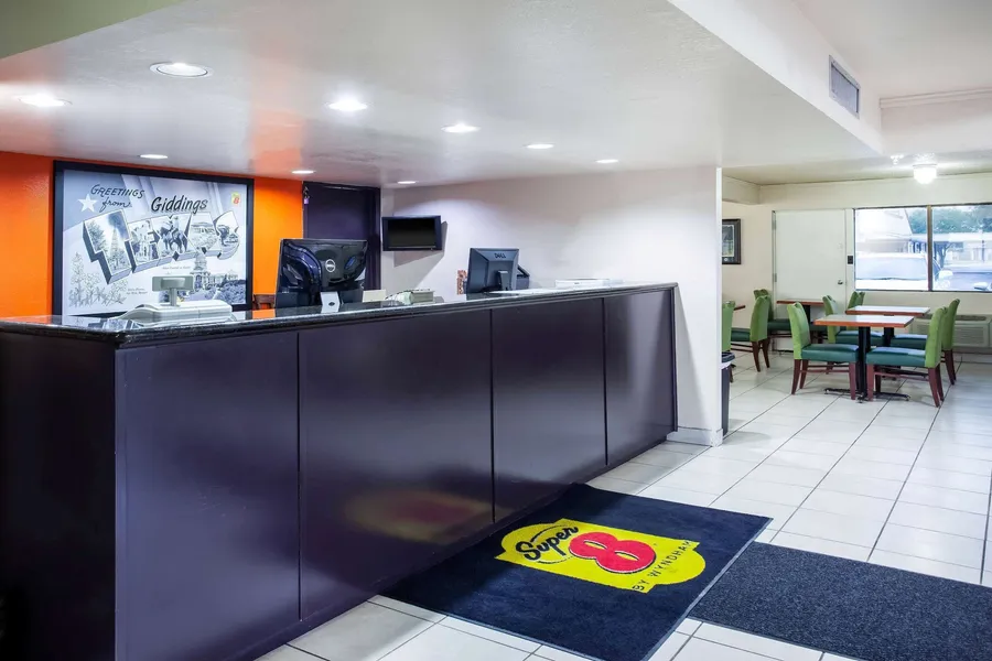 Super 8 by Wyndham Giddings hotel detail image 6