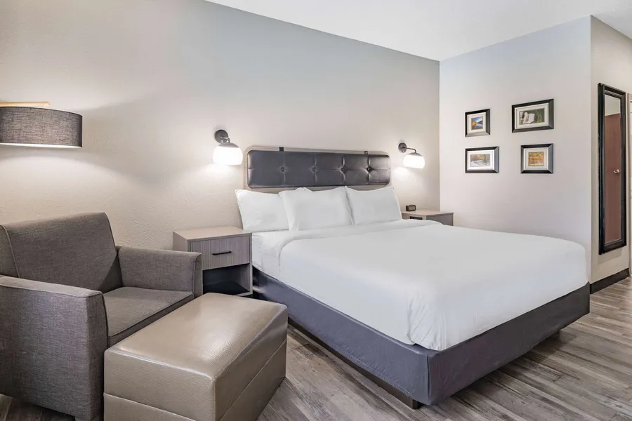 La Quinta Inn & Suites by Wyndham Evansville hotel detail image 6