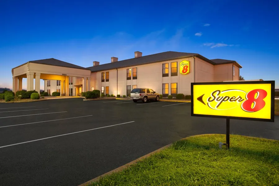 Super 8 by Wyndham Evansville North hotel detail image 2