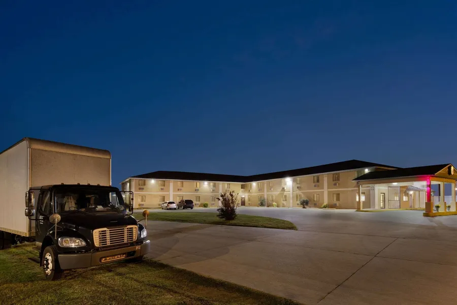 Super 8 by Wyndham Sikeston/Miner Area hotel detail image 2