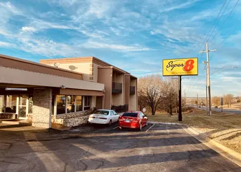 Super 8 by Wyndham Lawrence hotel thumbnail 6