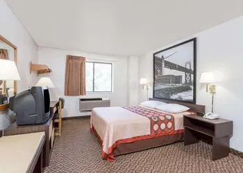 Super 8 by Wyndham Prince Frederick hotel thumbnail 5