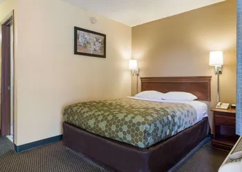 Econo Lodge St. Robert hotel thumbnail 8