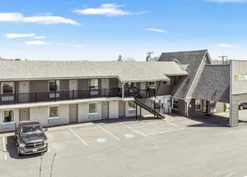 The Elmwood hotel thumbnail 2