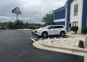 Days Inn by Wyndham Louisburg hotel thumbnail 2