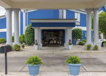 Days Inn by Wyndham Louisburg hotel thumbnail 5