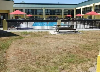 Red Carpet Inn & Suites hotel thumbnail 5