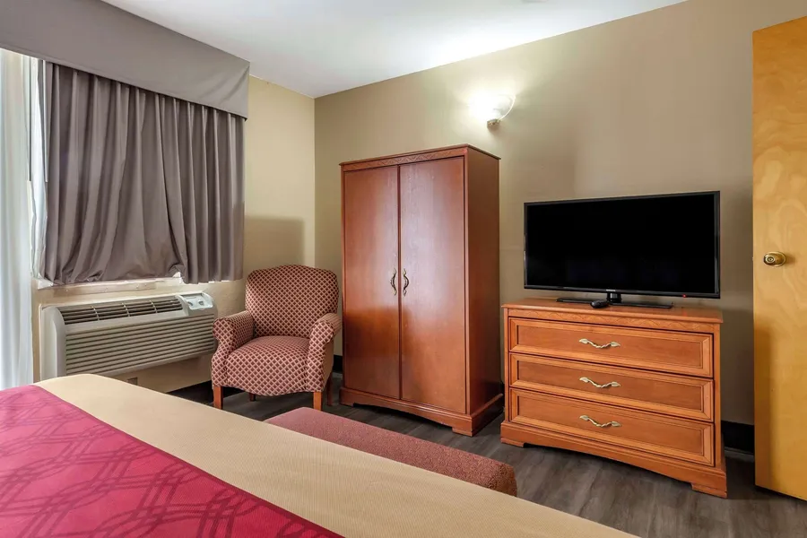 Econo Lodge & Suites Southern Pines - Pinehurst hotel detail image 2