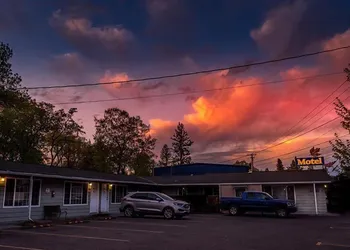 Maple Leaf Motel hotel thumbnail 2
