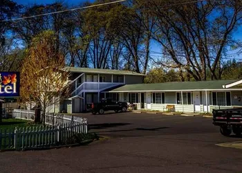 Maple Leaf Motel hotel thumbnail 3