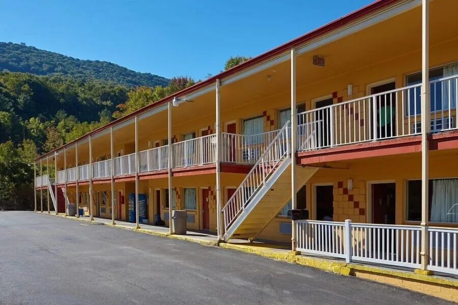 Econo Lodge Near Bluefield College hotel detail image 2