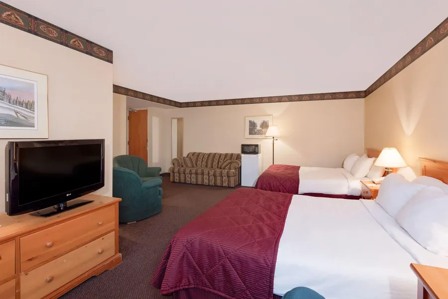 Ramada by Wyndham Pinewood Park Resort North Bay hotel detail image 6