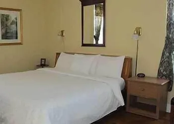 Commodore Hotel & Café hotel thumbnail 7