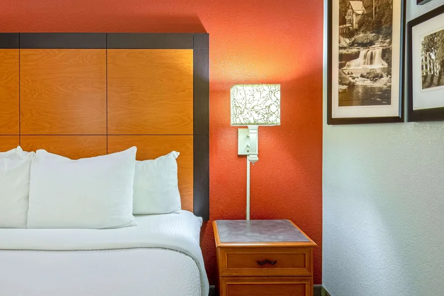 La Quinta Inn & Suites by Wyndham Sherman hotel detail image 2