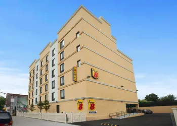Super 8 by Wyndham Bronx hotel thumbnail 2
