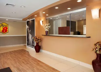 Super 8 by Wyndham Bronx hotel thumbnail 3