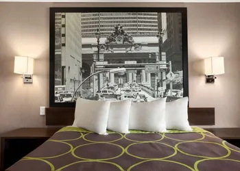 Super 8 by Wyndham Bronx hotel thumbnail 4