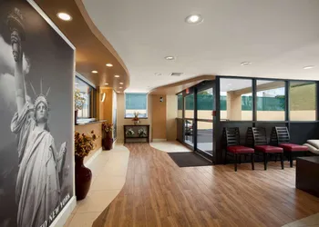 Super 8 by Wyndham Bronx hotel thumbnail 5