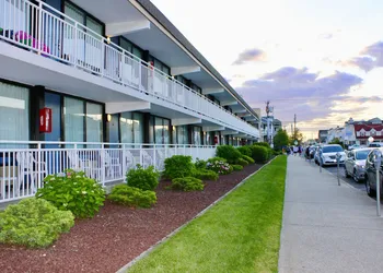 Harris House By the Beach hotel thumbnail 2