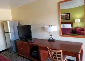 Economy Inn & Suites hotel thumbnail 6