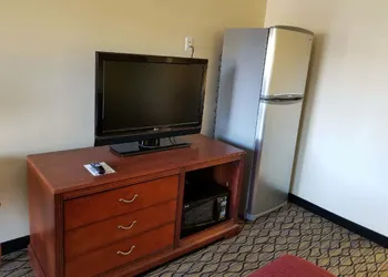 Economy Inn & Suites hotel thumbnail 7