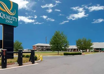 Quality Inn Breeze Manor hotel thumbnail 2