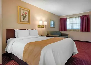 Quality Inn Breeze Manor hotel thumbnail 6