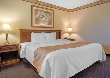 Quality Inn Breeze Manor hotel thumbnail 7