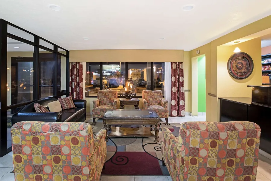 La Quinta Inn & Suites by Wyndham Salina hotel detail image 6