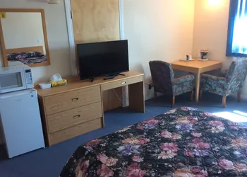 Rainbow Motel hotel thumbnail 7