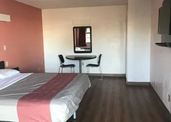 Econo Lodge hotel thumbnail 6