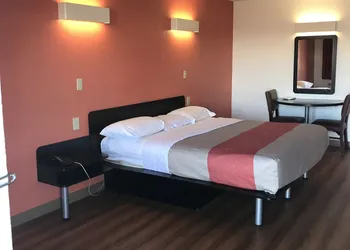 Econo Lodge hotel thumbnail 7