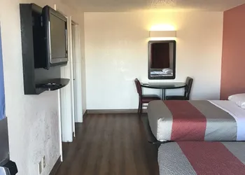 Econo Lodge hotel thumbnail 8
