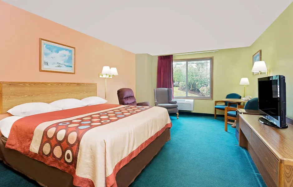 Super 8 by Wyndham Sturgeon Bay hotel detail image 6