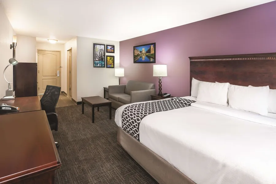 La Quinta Inn & Suites by Wyndham Rome hotel detail image 6