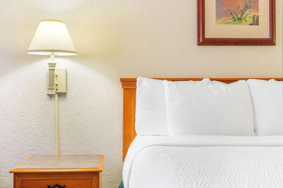 Super 8 by Wyndham Eagle Pass hotel detail image 6