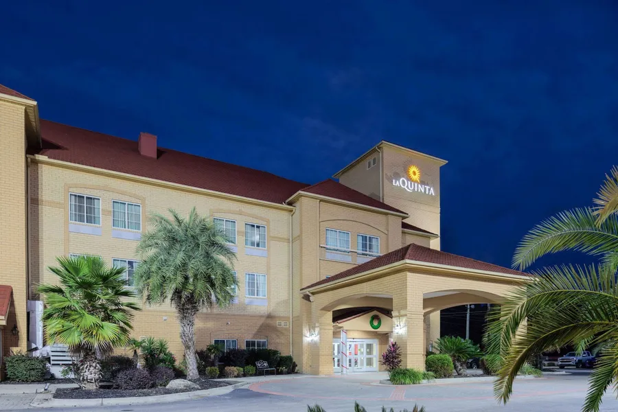 La Quinta Inn & Suites by Wyndham Hinesville - Fort Stewart hotel detail image 2